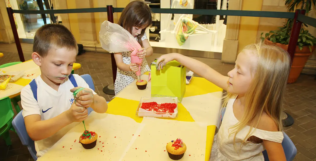 الأطفال يمرحون بتزيين "الكب كيك" في مهرجان دبي للمأكولات