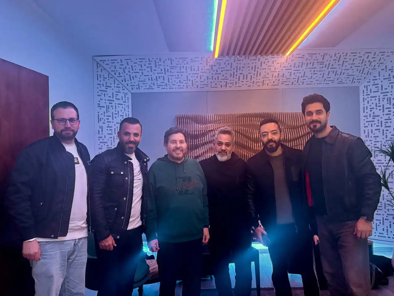 هاني شاكر خلال تسجيل  أغنية “إلا أنا وياك”