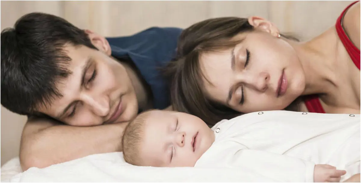 احذري.. نوم الوالدين مع الرضيع بالسرير نفسه يُعرضه لهذا الخطر!
