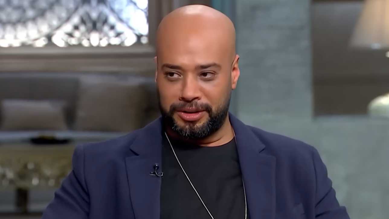 نجوم الفن يواسون حاتم صلاح في عزاء والده 