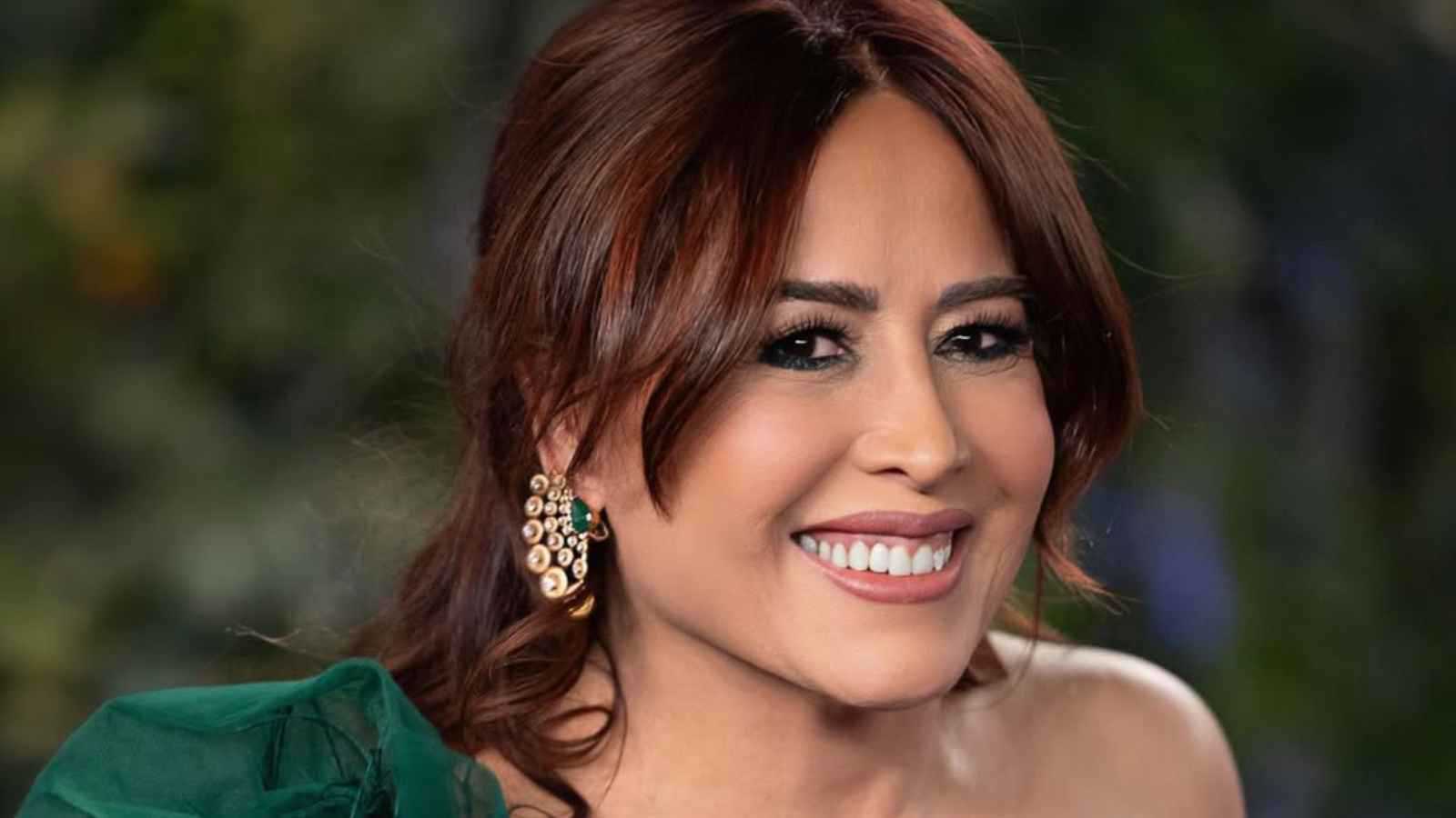 تقلا شمعون تحتفل بعيد ميلادها وسط زينة الميلاد