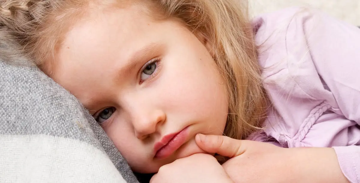 7 علامات تُنَبِّهِك إلى إصابة طفلك بالتهابات في الأذن