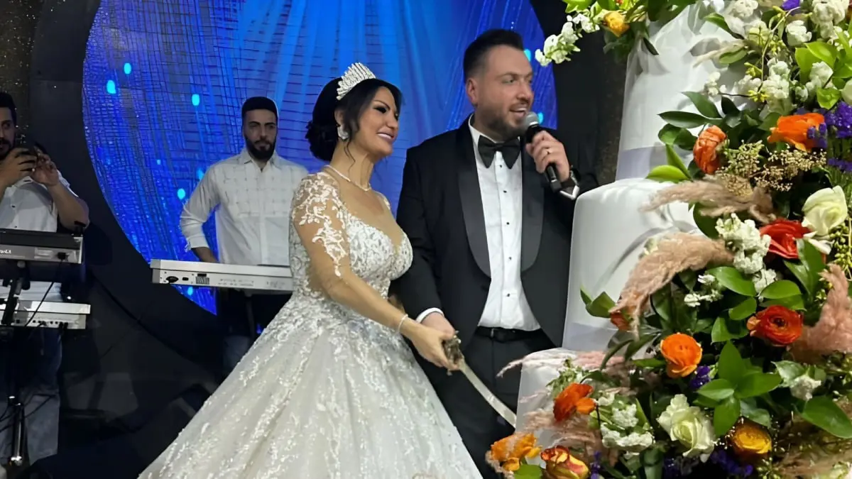 فارس إسكندر وعروسه يرويان قصة تعارفهما خلال حفل زفافهما