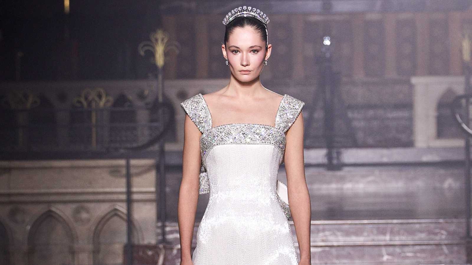 دليل تسريحات العروس وفق قصة فستان الزفاف 