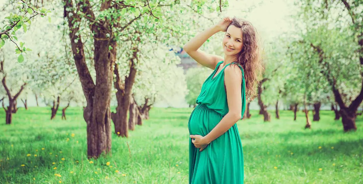 إطلالات صيفية أنيقة للمرأة الحامل