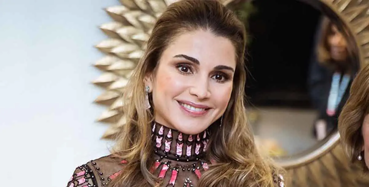 ألوان تختارها الملكة رانيا إطلالاتها تكشف عن شخصيتها