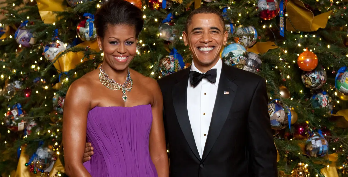 ميشيل أوباما تزيّن البيت الأبيض بشجرة الكريسماس.. للمرة الأخيرة