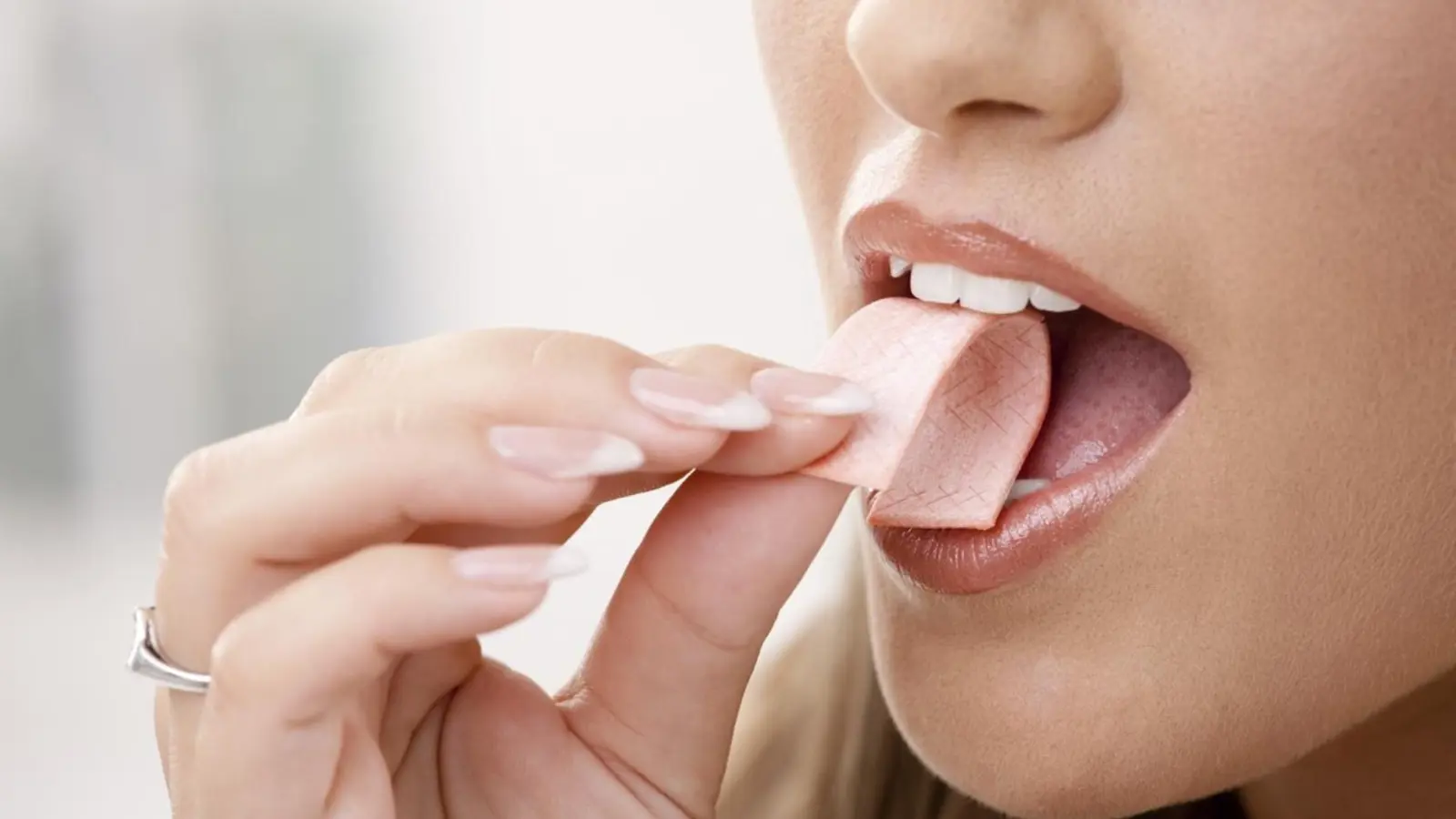 علكة لتحديد فك الوجه دون تجميل