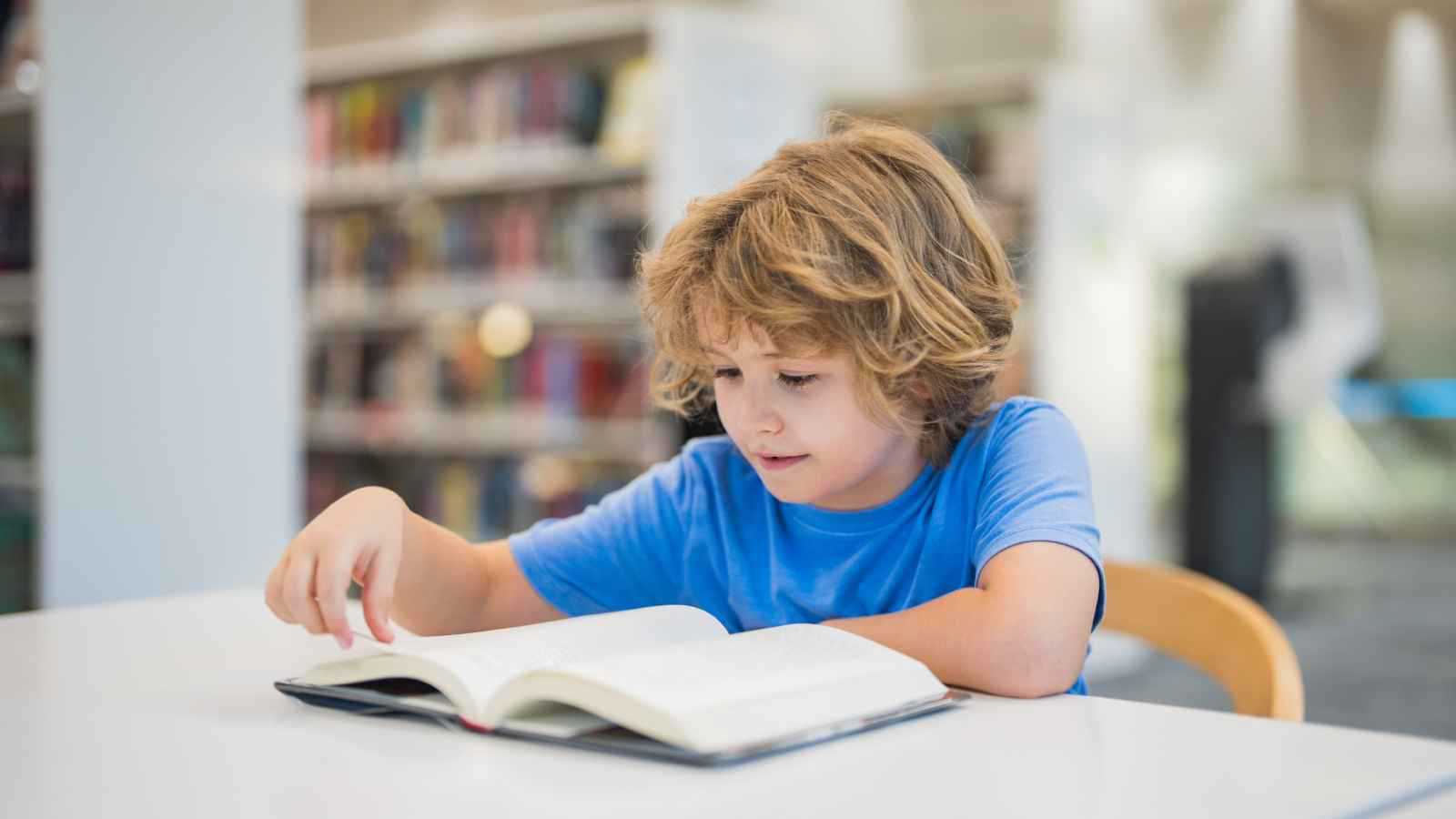 نصائح لتشجيع الأطفال على القراءة واكتشاف الكتب
