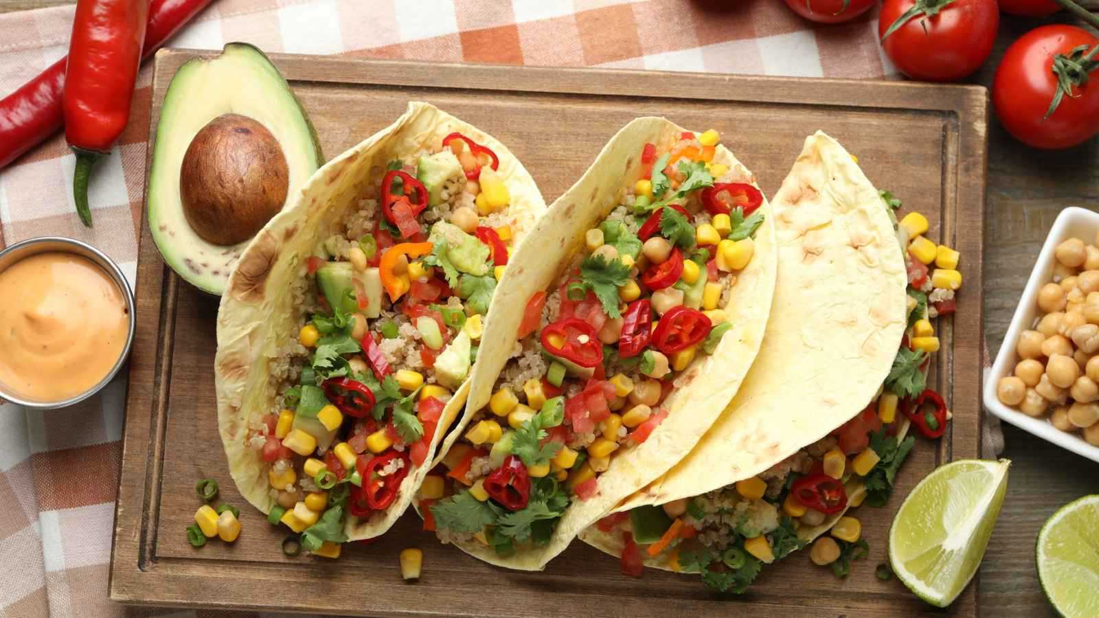 تاكو نباتي بالكينوا والحمص.. وجبة صحية وسهلة التحضير 