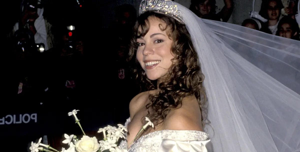 بالصور.. ماريا كاري تحرق فستان زفاف بقيمة 250 ألف دولار والسبب!