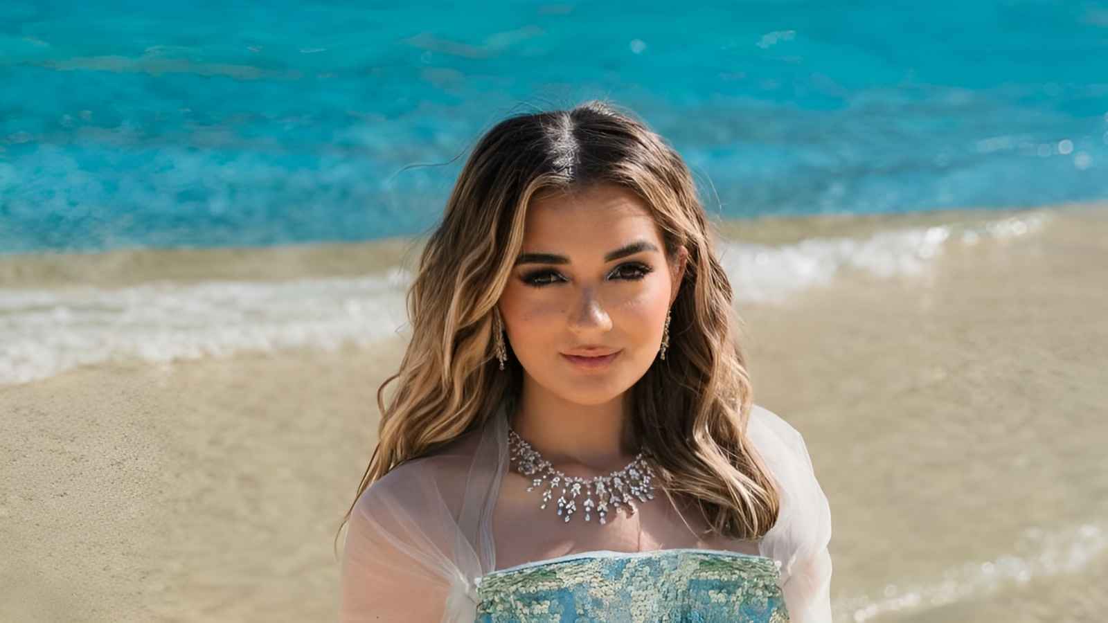 ملك أحمد زاهر تخرج عن صمتها بعد أنباء زواجها