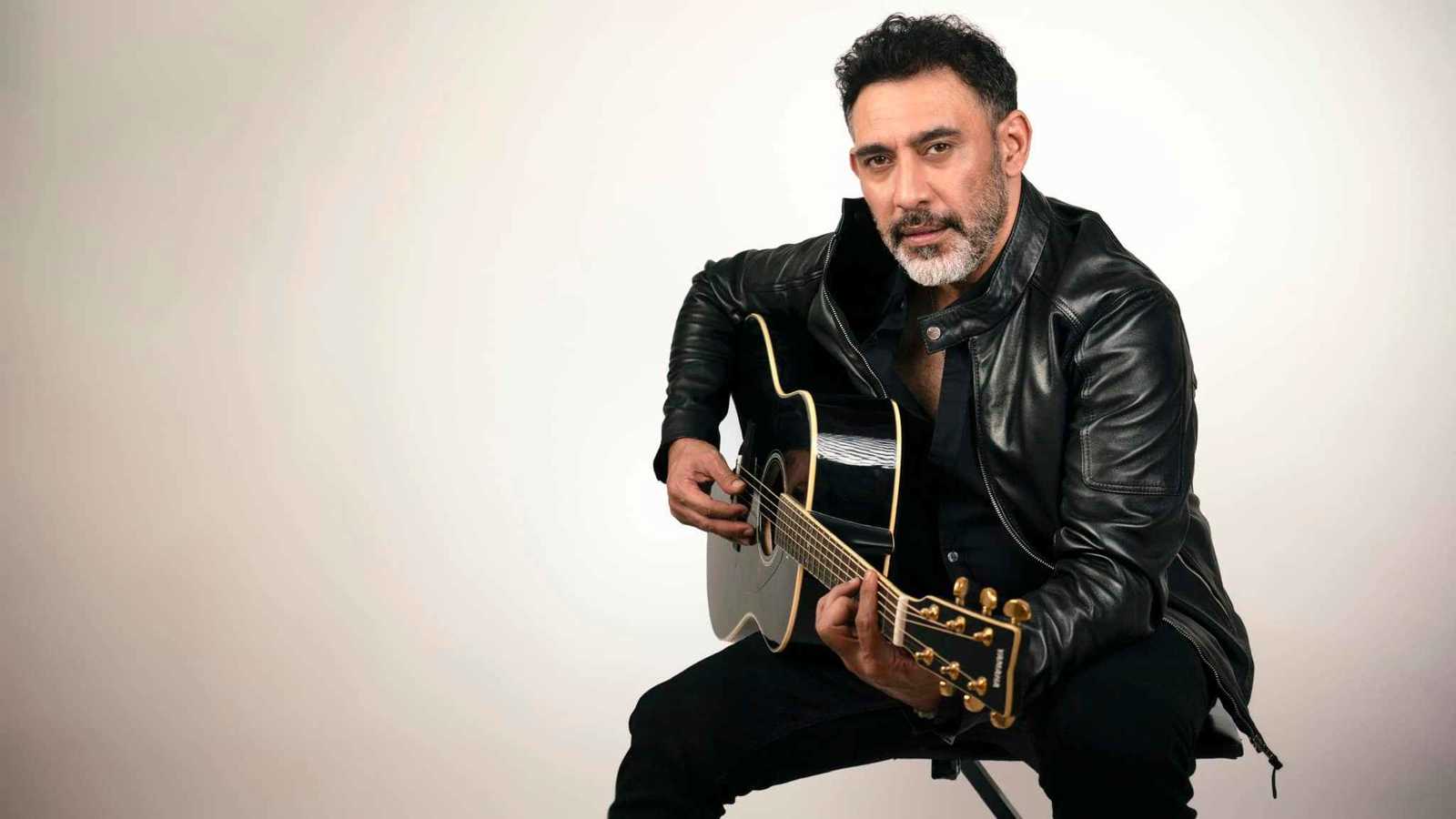 عمرو مصطفى يكشف أسرارًا من حياته ويعلن عن مفاجأة محمد منير