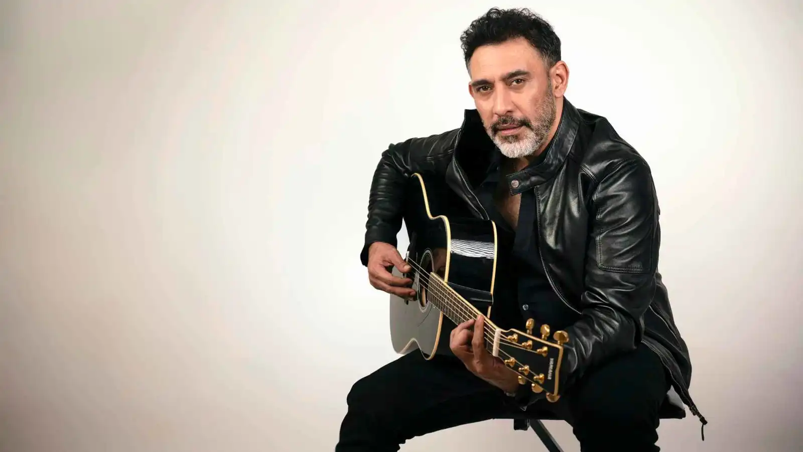 عمرو مصطفى يكشف أسرارًا من حياته ويعلن عن مفاجأة محمد منير