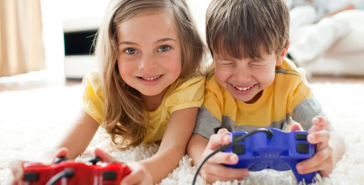 كيف تجنبين طفلك أضرار الألعاب الإلكترونية