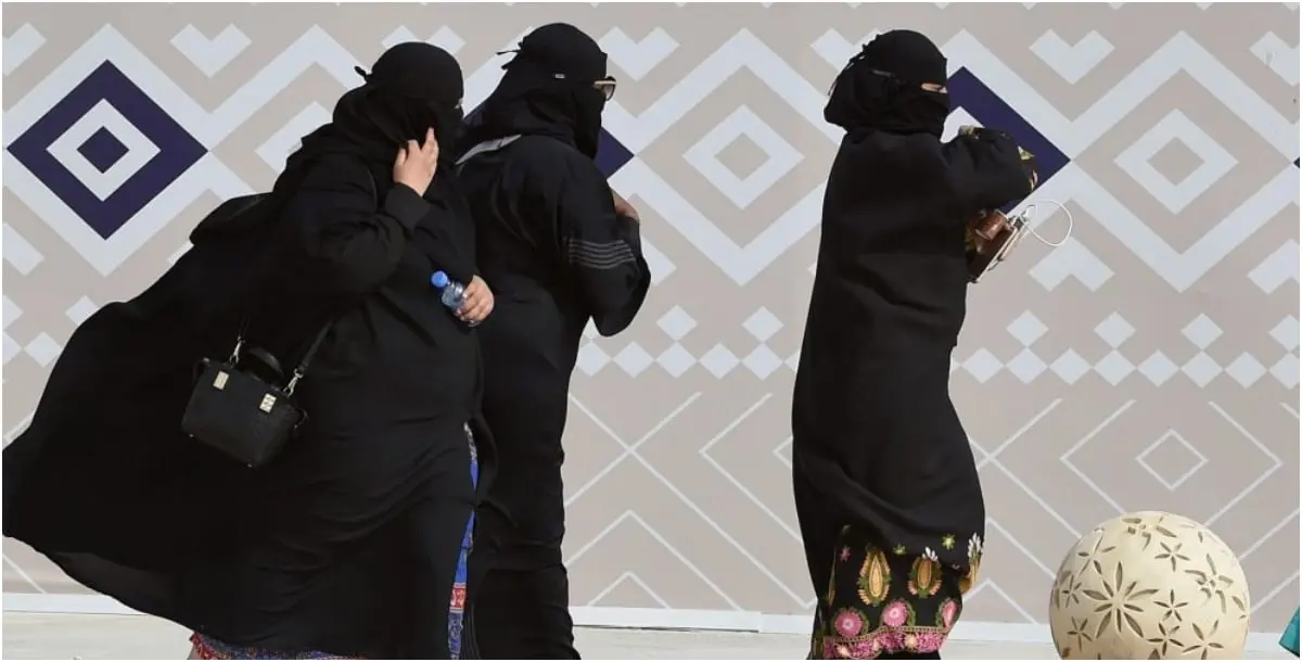 شاب يتحرش بامرأة مسنة في جدة يثير غضبا عارما في السعودية 