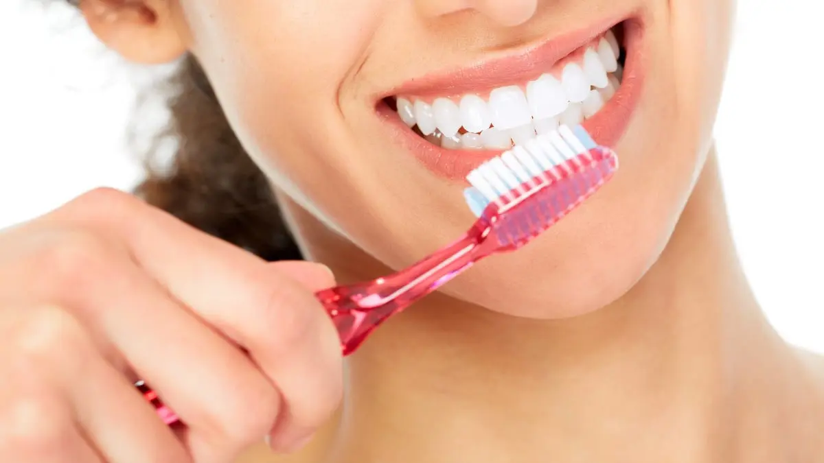 هل استخدام بيروكسيد الهيدروجين في تبييض الأسنان إجراء آمن؟