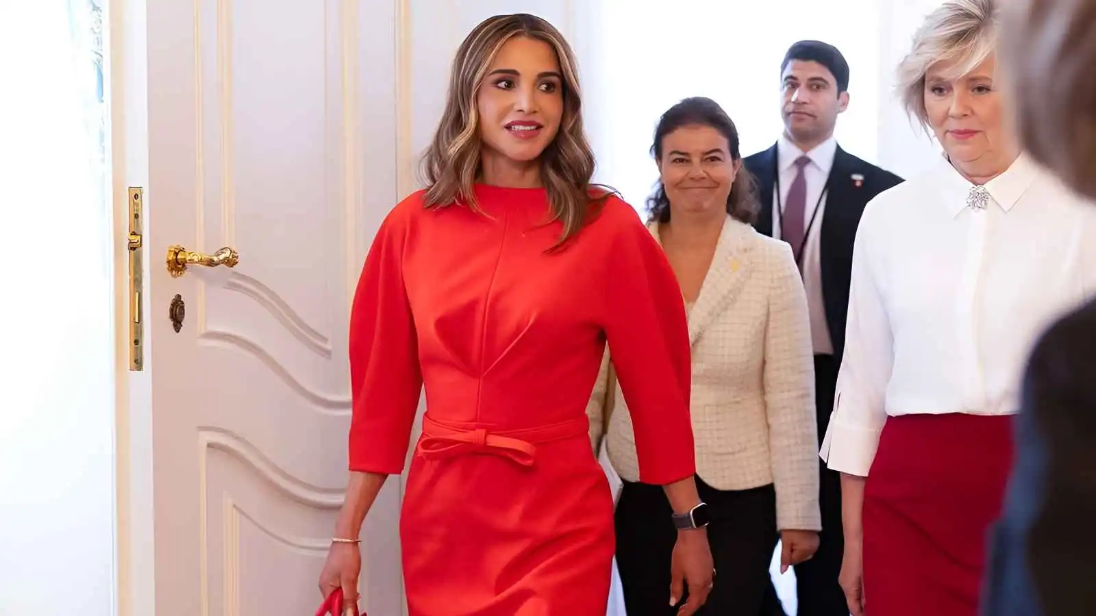 الملكة رانيا تخطف الأنظار بإطلالات خريفية من باريس إلى النرويج