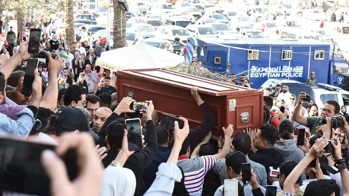 توثيق صور لنجوم يضحكون بعزاء للدفاع عن صورة الفتاتين بجنازة مصطفى درويش