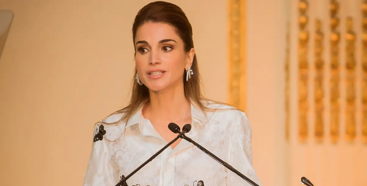 شاهدي.. الملكة رانيا تخطف الأنظار بإطلالة أنيقة في "دافوس"