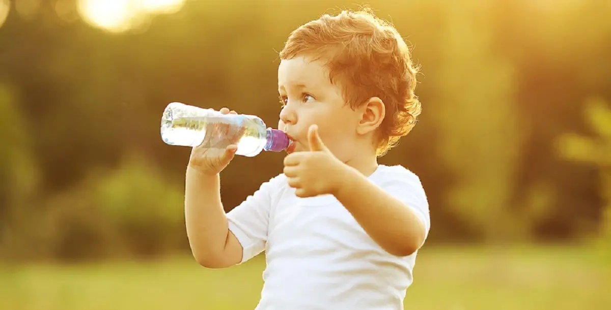 طفلكِ يكره شرب الماء.. كيف ترغمينَه على شربه بكثرة؟
