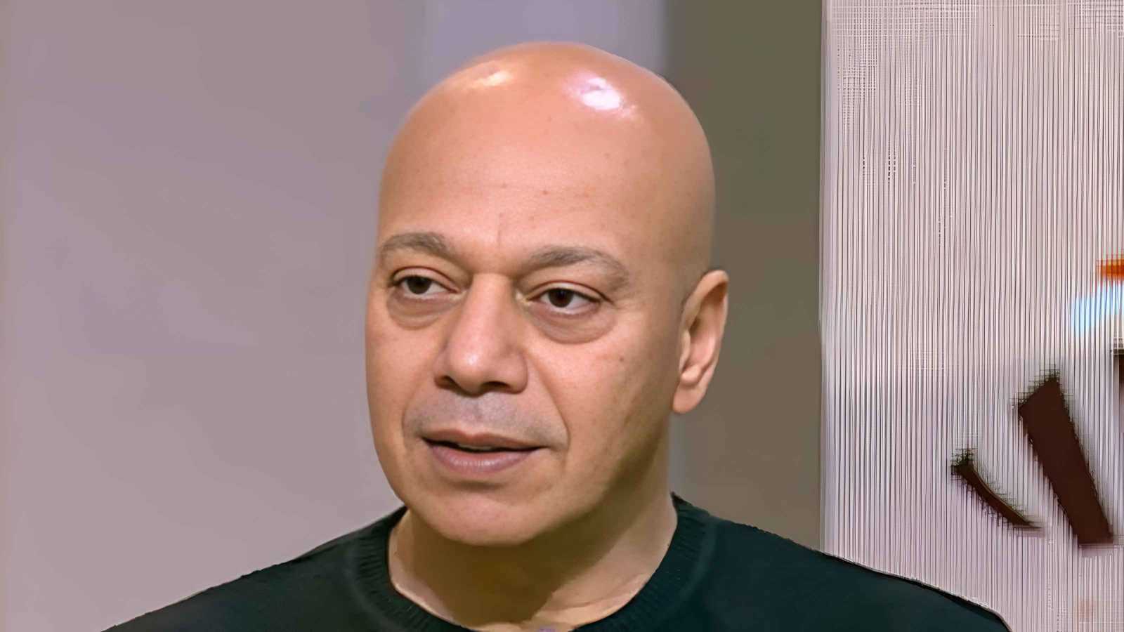 ضياء عبد الخالق يبكي على الهواء: فقدت أمي ووالدي وشقيقي خلال عام