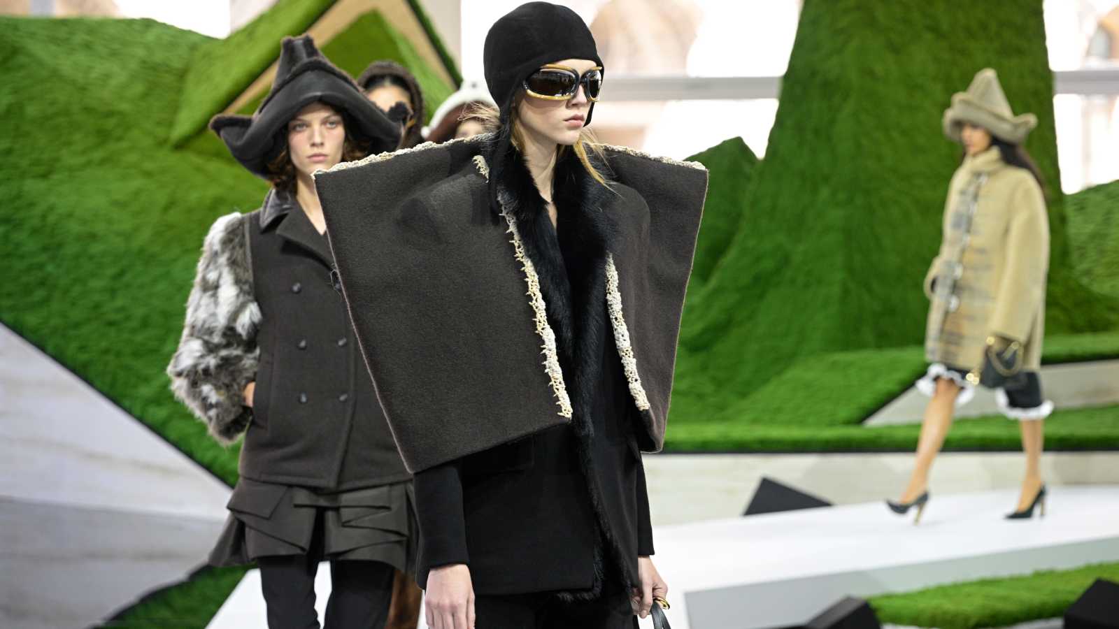 Louis Vuitton وMiu Miu تختتمان أسبوع باريس للموضة