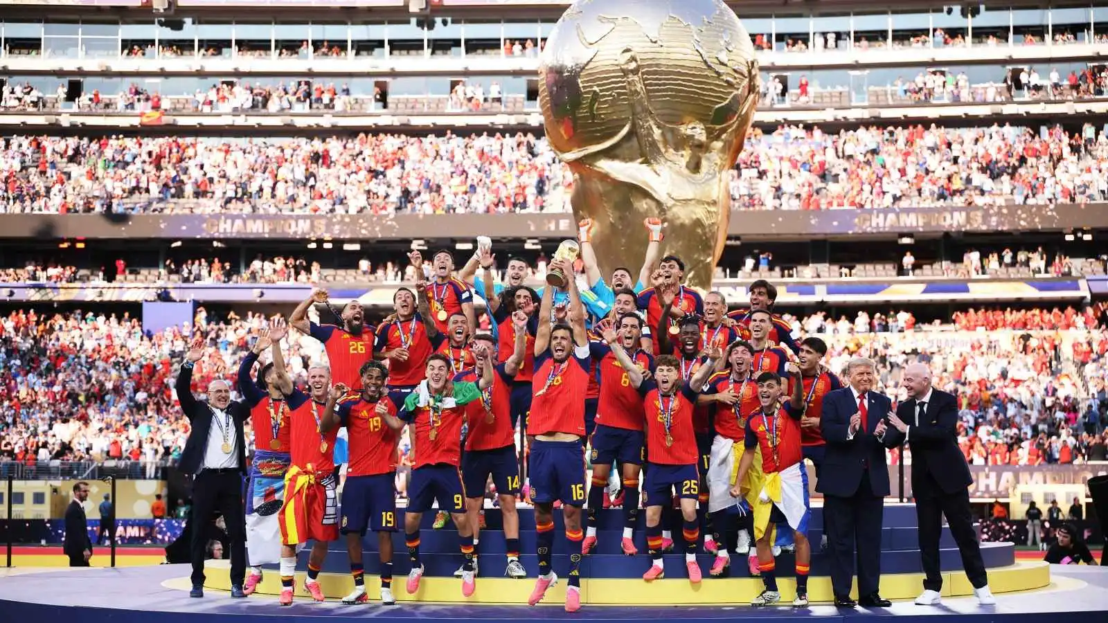 المنتخب الإسباني يحتفل بكأس العالم مع العائلة الملكية في مدريد