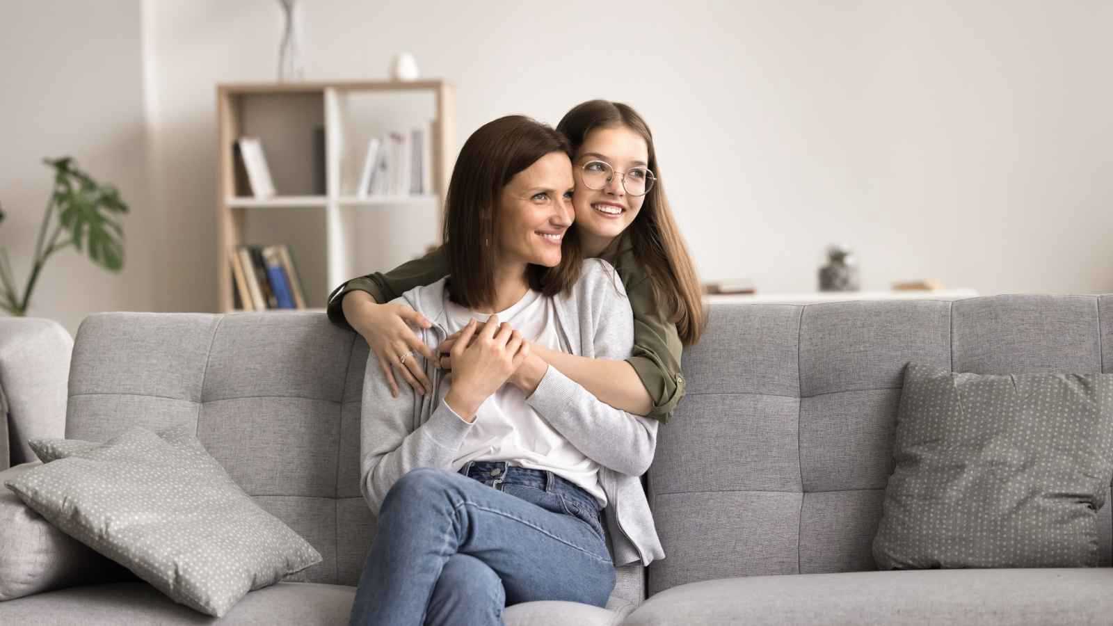 الأم والابنة.. أعمق علاقة وأكثرها تعقيدًا