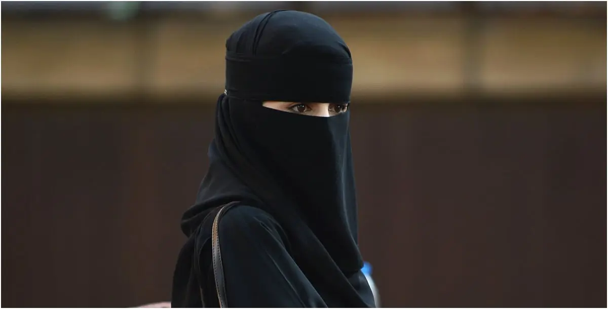 فتاة تغطي وجهها وترقص داخل مركز تجاري في السعودية 