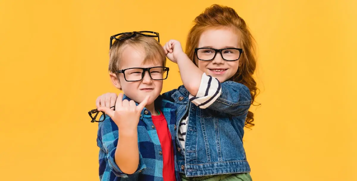 كيف تعرفين إن كان طفلك بحاجة إلى نظارة طبية؟