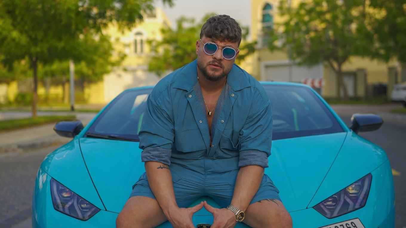 علاء أيمن يفاجئ زوجته بعيد ميلاد أسطوري