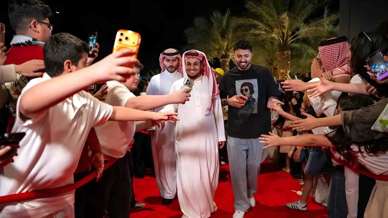 نجوم "شباب البومب" يسعدون أطفال محاربي السرطان (فيديو)