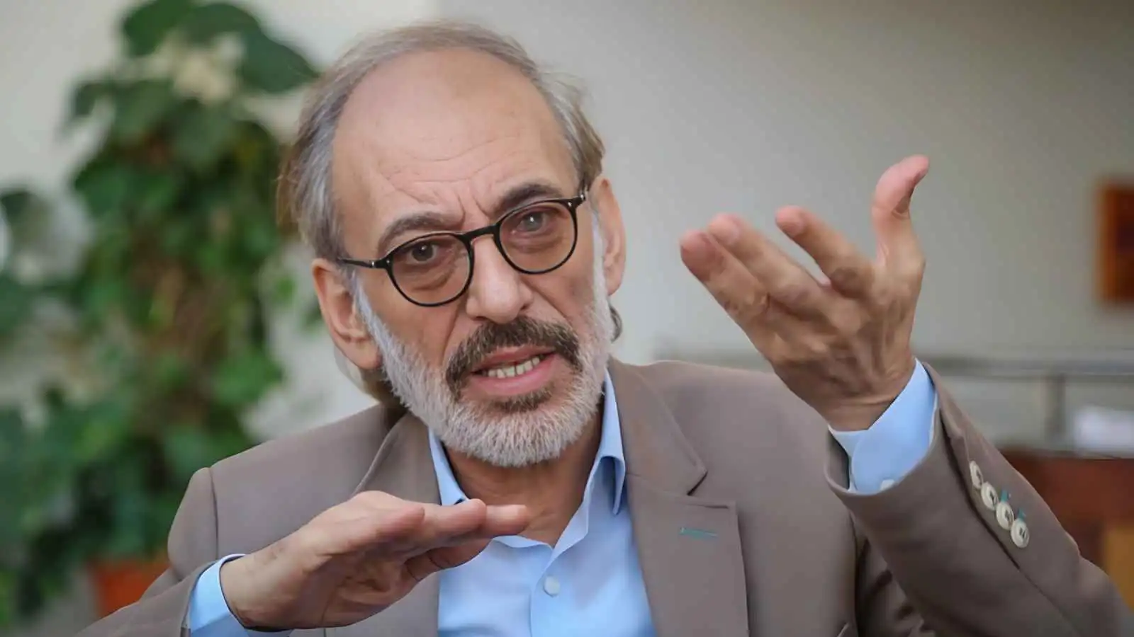غسان مسعود يستعيد ذكريات "أبواب الغيم"
