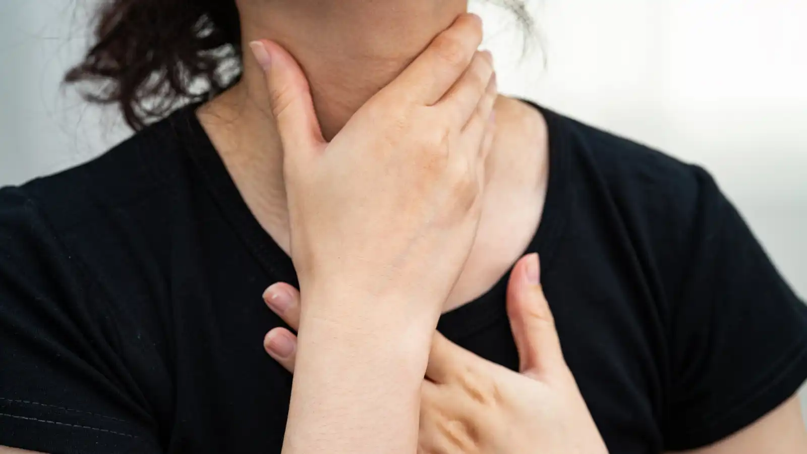 كيف يكون الشعور بألم الغدة الدرقية وما هي أهم علاماته؟