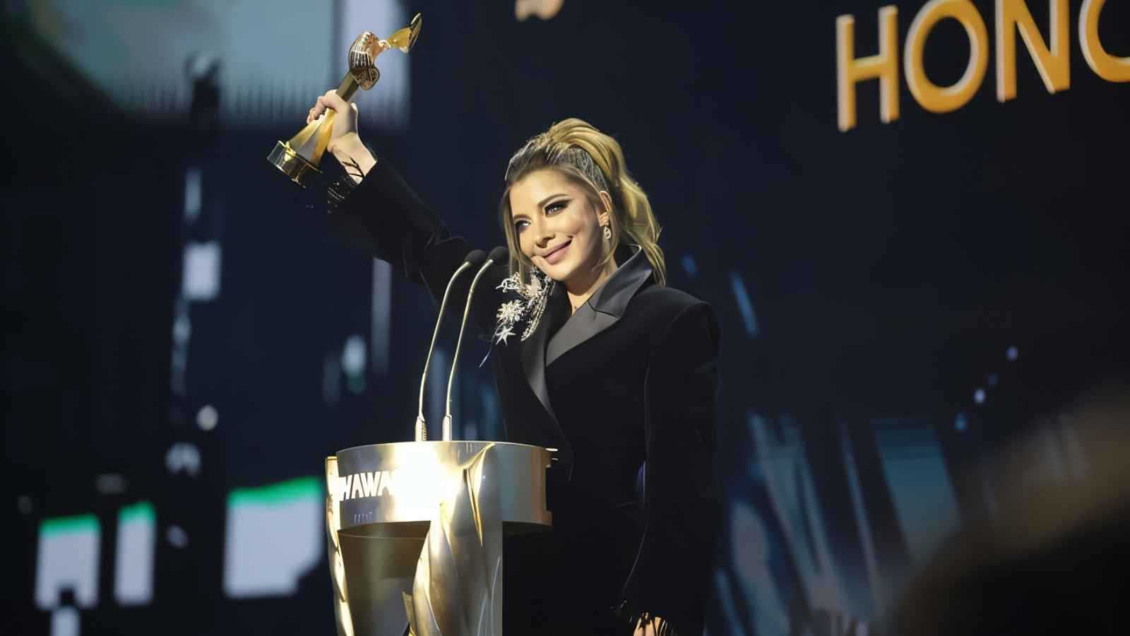 كيف احتفلت أسرة أصالة بجائزة Joy Awards 2026؟