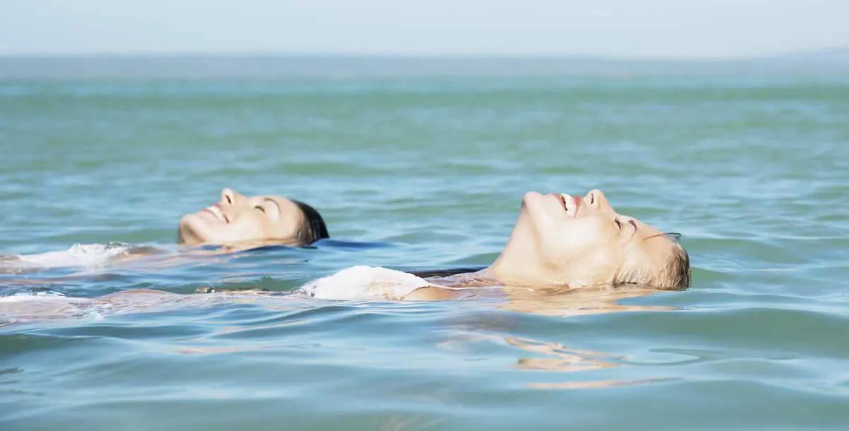 العلاج بالطفو على سطح الماء للقضاء على التوتر