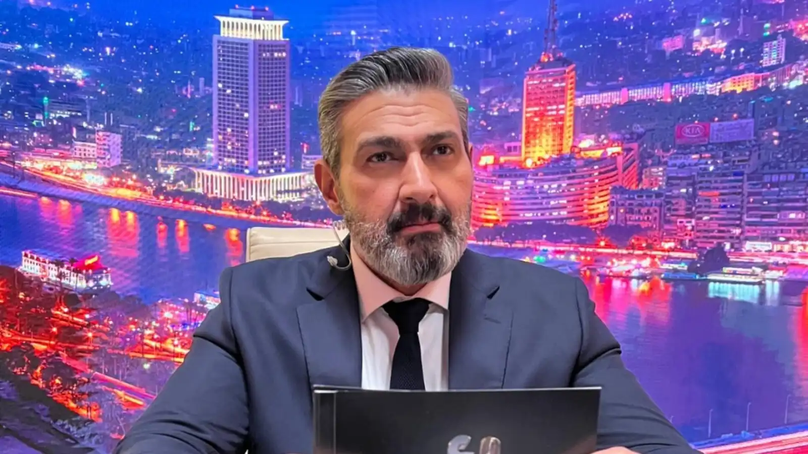 هل تسرق السياسة ياسر جلال من الفن؟