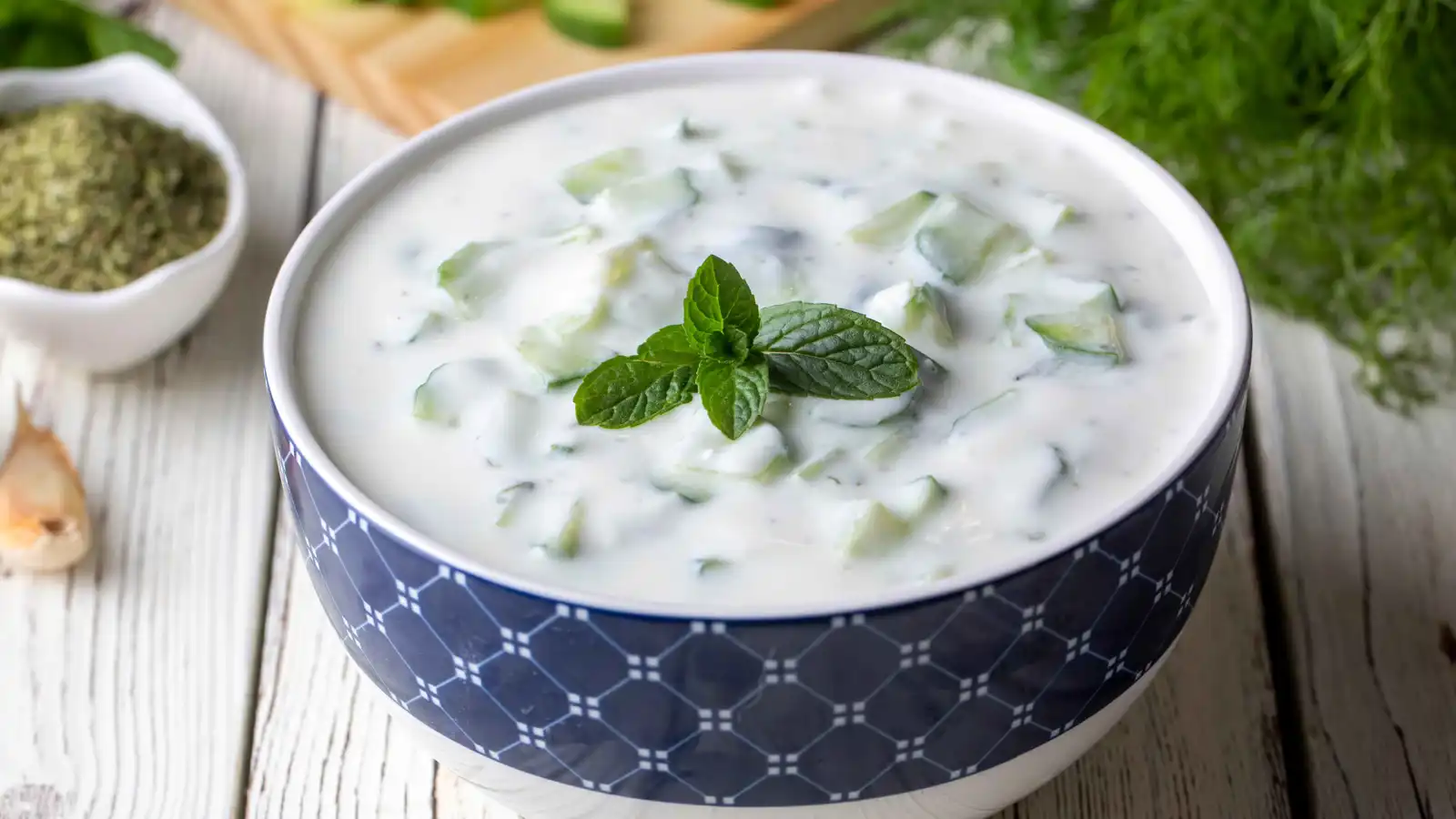سلطة الزبادي بالخيار وصفة سهلة وسريعة