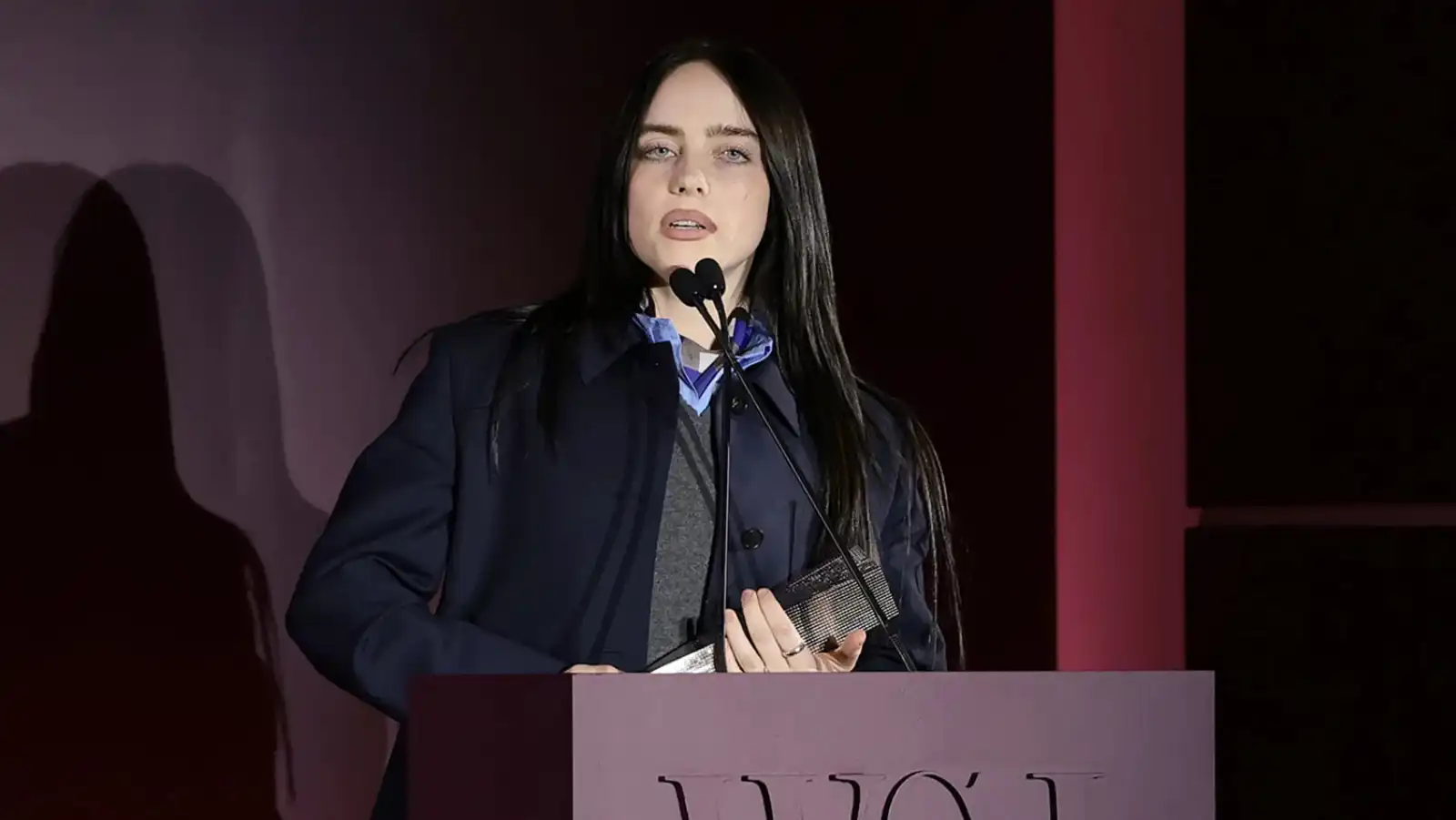 بيلي إيليش تلقي كلمة في حفل توزيع جوائز مجلة WSJ للمبتكرين.