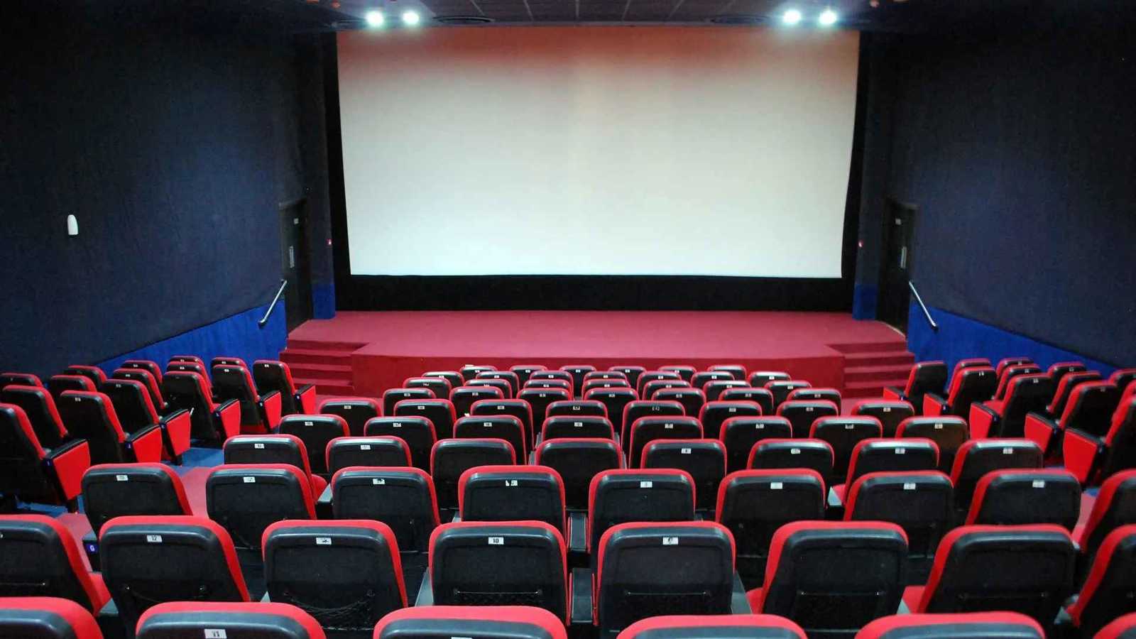 قرارات الإغلاق المبكر لدور العرض تهدد إيرادات السينما المصرية