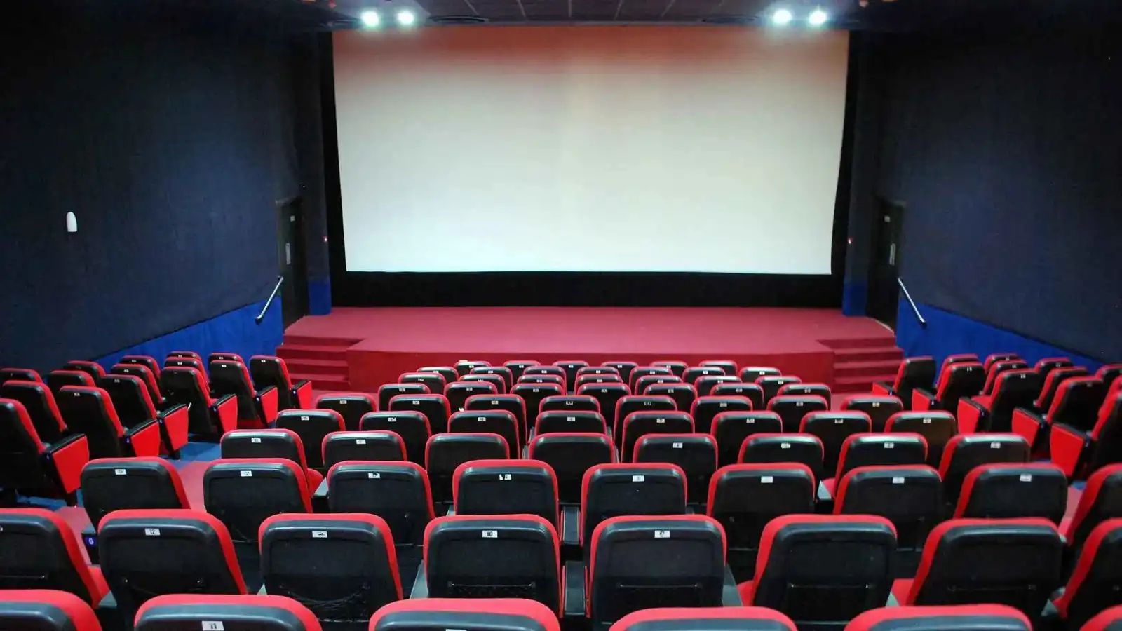 قرارات الإغلاق المبكر لدور العرض تهدد إيرادات السينما المصرية