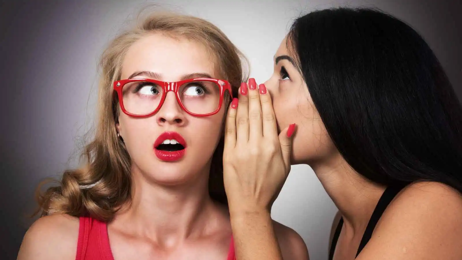 كيفية التعامل مع الصديقة التي تفشي أسرارك 