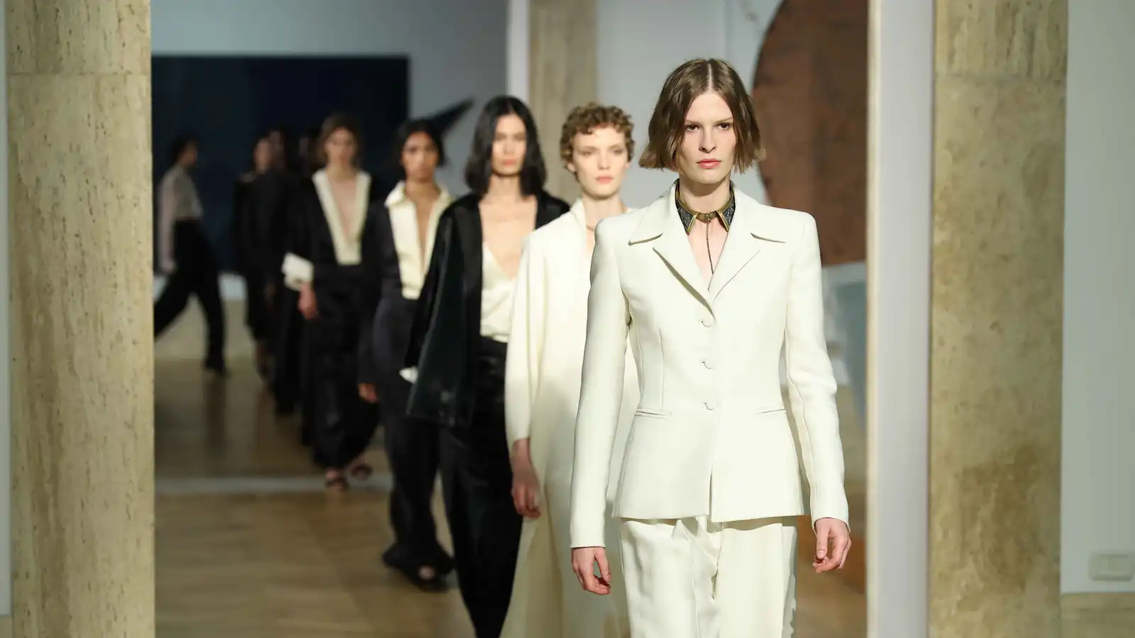 Fendi تعيد كتابة تاريخ الهوت كوتور بعرض استثنائي