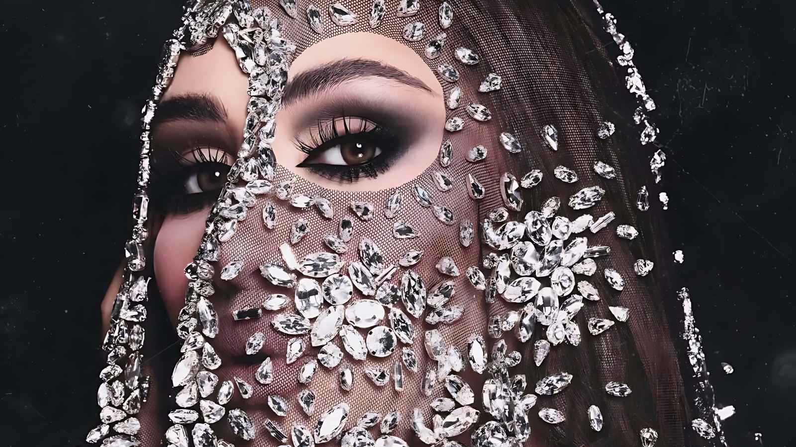 مايا دياب تعيد الدبكة البدوية بأغنية "قَبَّة"