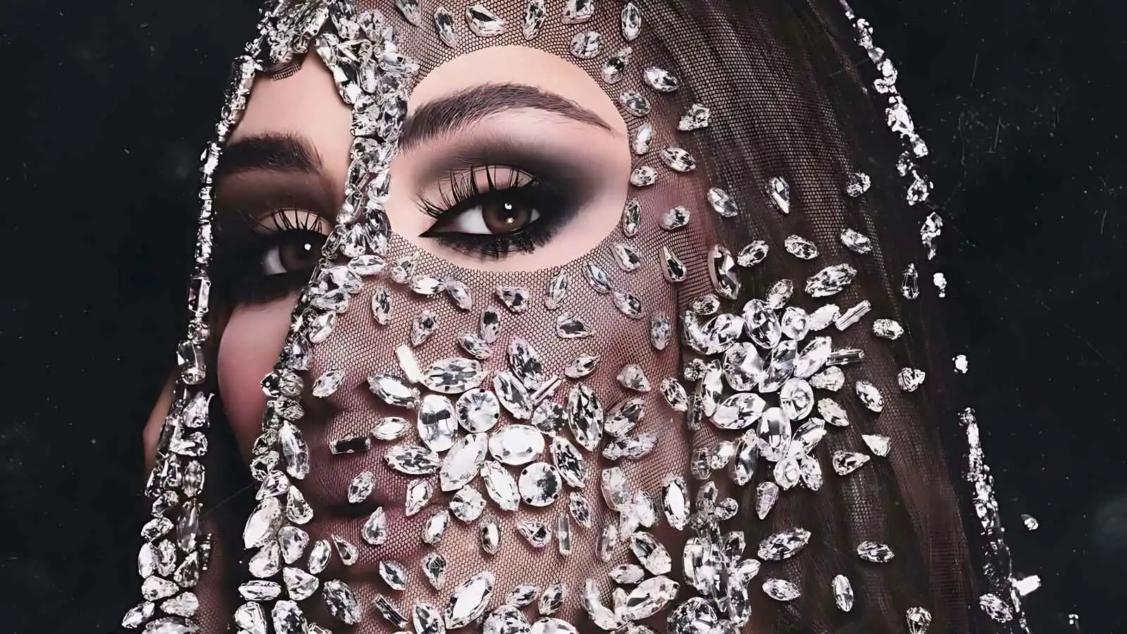 مايا دياب تعيد الدبكة البدوية بأغنية "قَبَّة"