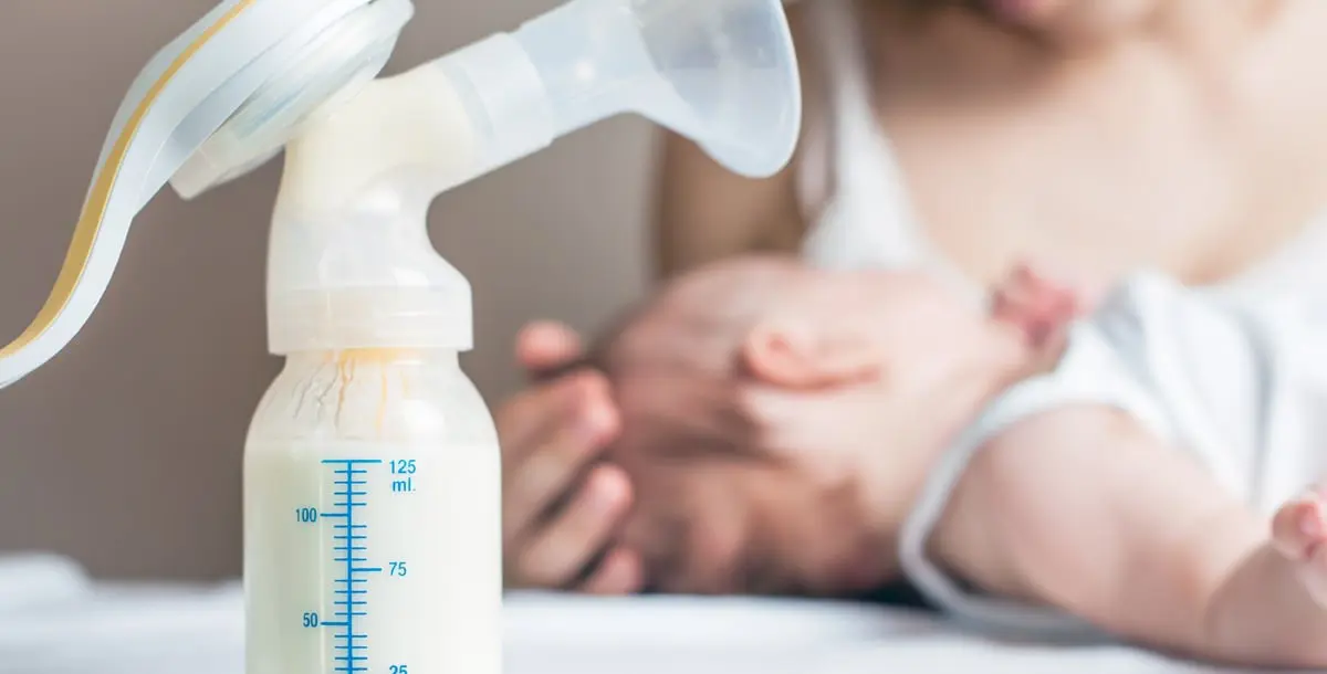 10 استخدامات مذهلة لحليب الأم.. منها تنظيف العدسات اللاصقة!