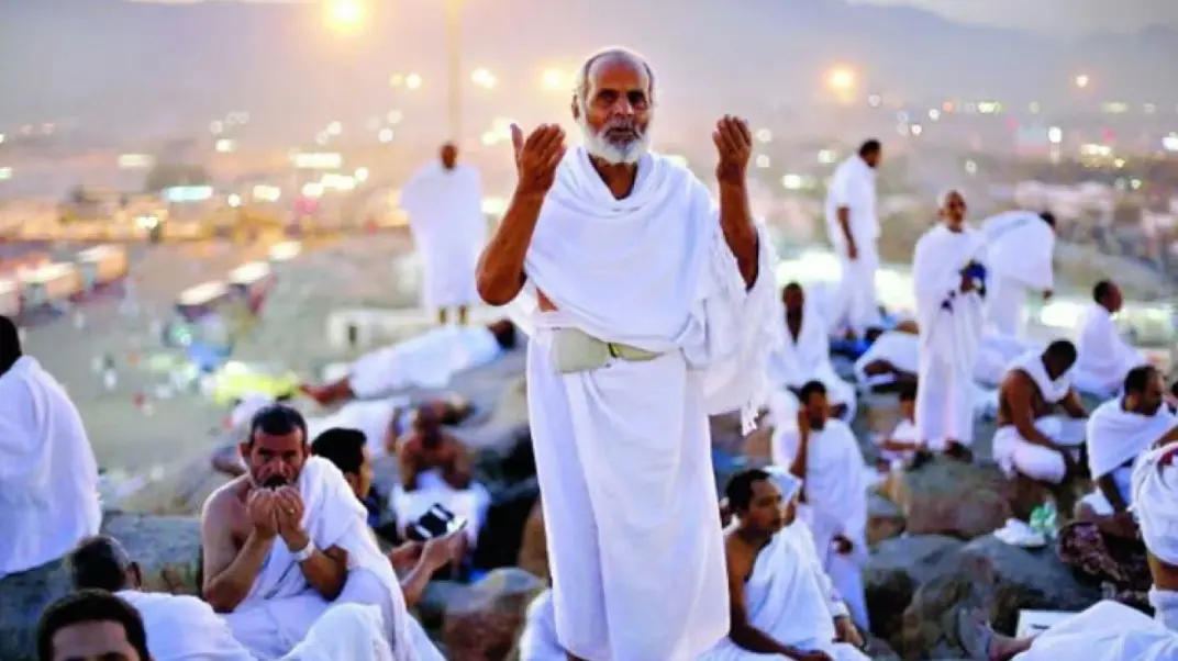 حاج يدعو على جبل عرفات