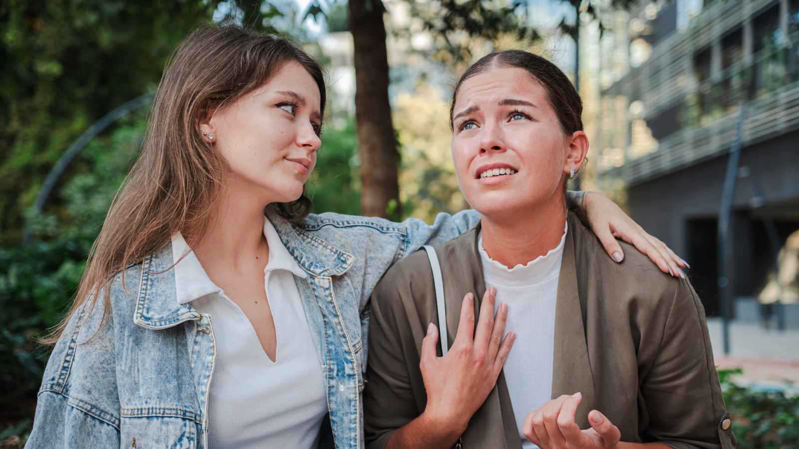 علامات صداقة سامة تهملها النساء عادة