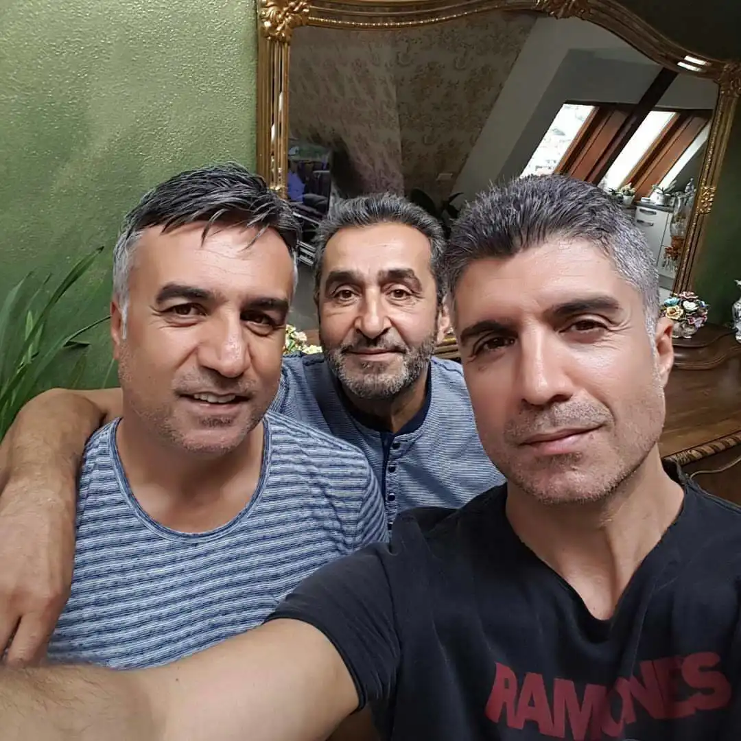 أوزجان دينيز وشقيقه‎